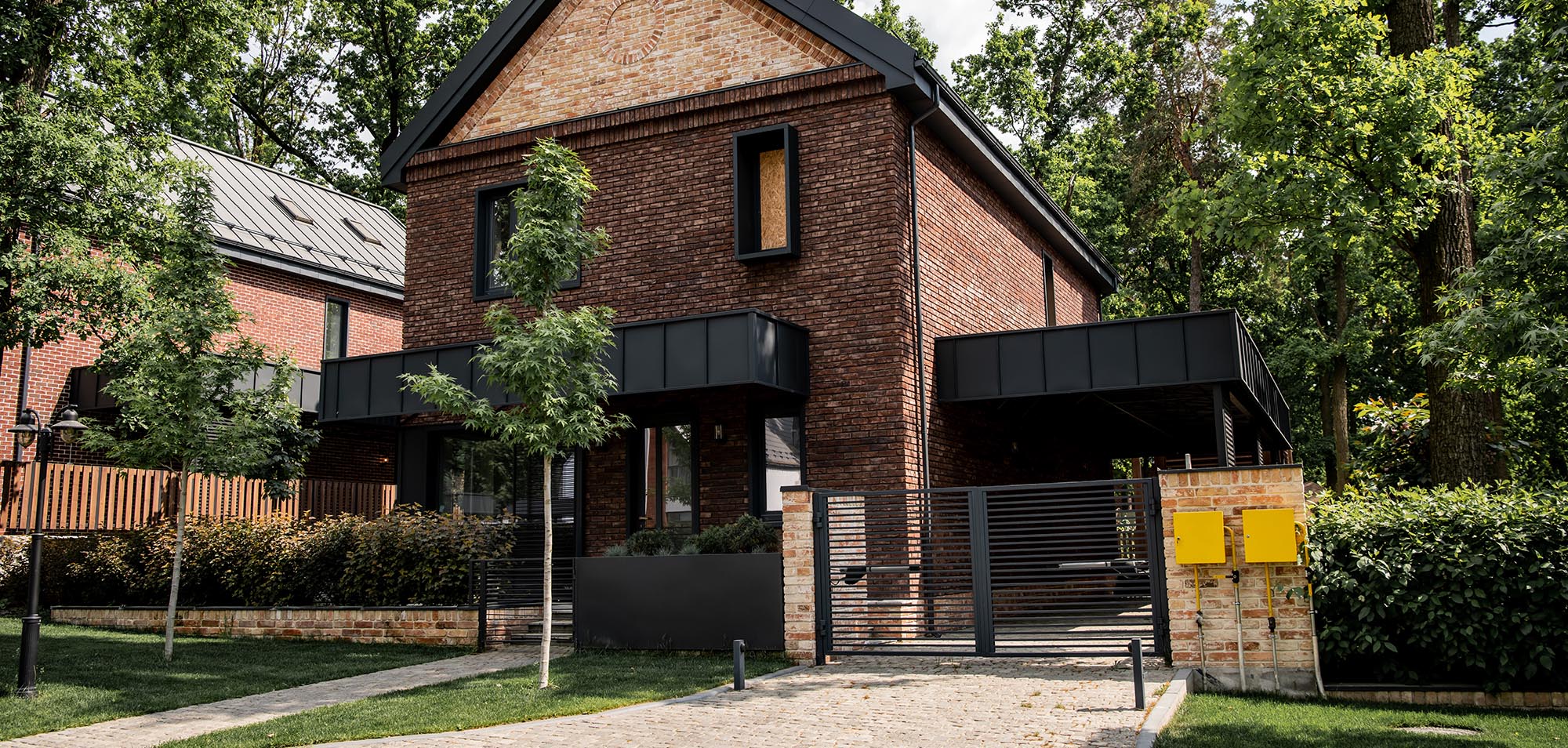 spacious-house-with-brick-walls-and-modern-design